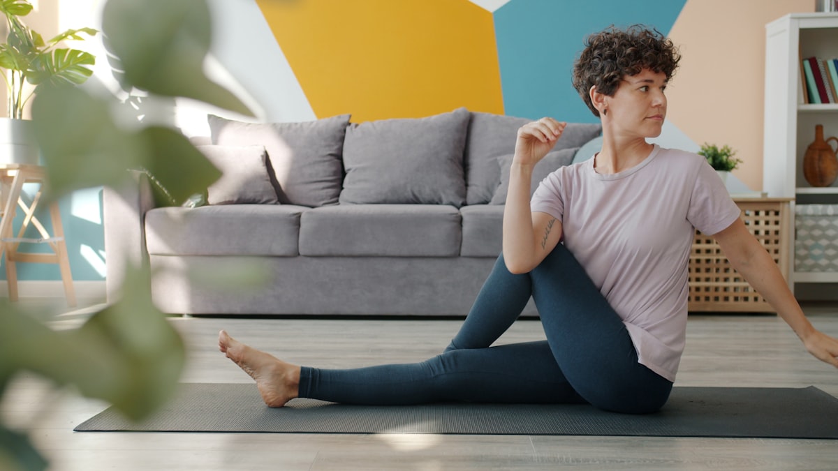 Mujer en su cincuentena practicando ejercicio de fuerza